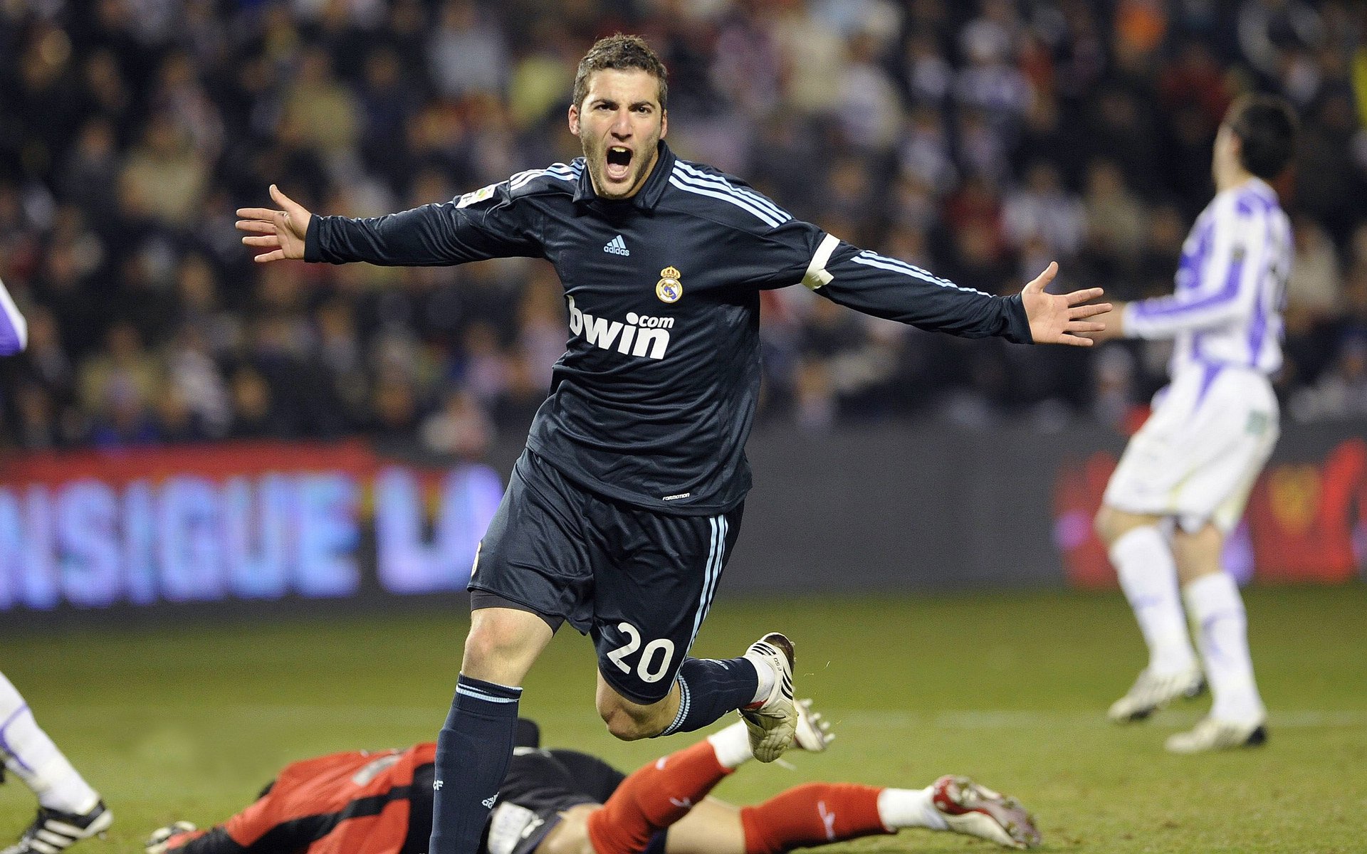 卡扎伊什维利25球！推射破门领跑射手榜，冲刺金靴，扎卡进球